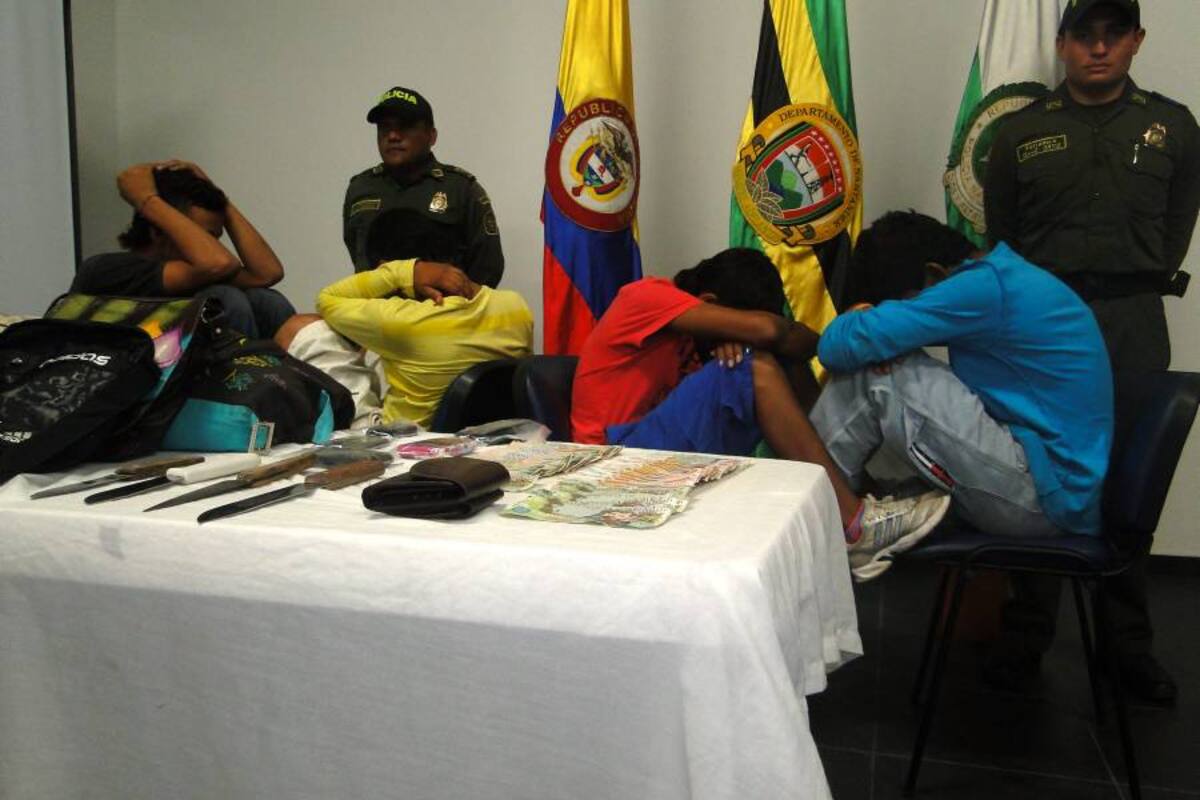 Los presuntos asaltantes fueron detenidos por la Policía a pocas cuadras del sitio de los hechos. (Foto: Suministrada/VANGUARDIA LIBERAL )