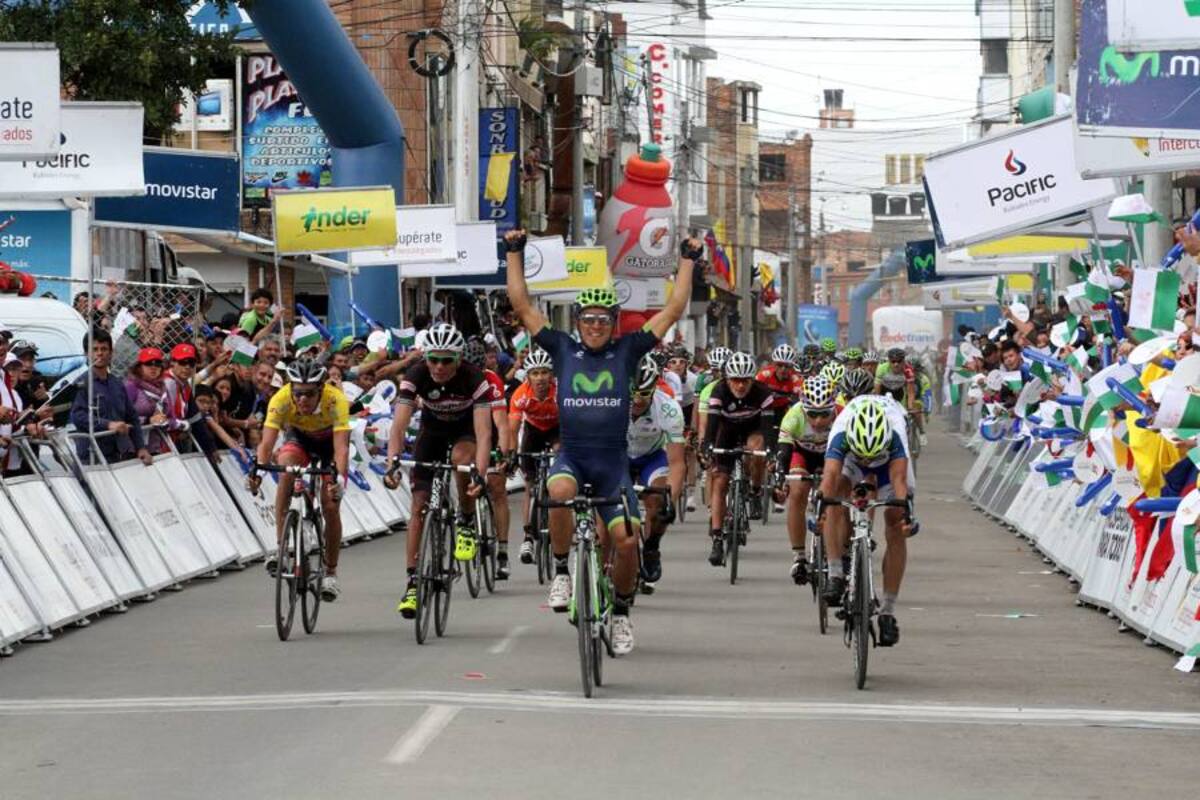 Con los brazos en alto, así cruzó la meta el ecuatoriano Byron Guamá, quien se impuso en la décima etapa de la Vuelta a Colombia, que se corrió ayer entre Bobsa y Ubaté, sobre 195 kilómetros de recorrido. (Foto: Suministrada www.ciclismodecolombia.com / VANGUARDIA LIBERAL)