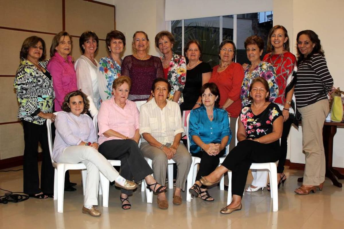 Ángela María Azuero, Carmelina de Acevedo, Myriam de Vesga, Amparo de Sanmiguel, Blanca de Ortiz, Dalila de Pacheco, Ester de Mantilla, Esperanza de Aparicio, María Teresa Figueroa, Esperanza E. Ávila, Ester de Uribe, Teresa Ardila, Lucila de García, Ester de Rueda, Gloria González y Ana Milena Sánchez de Forero. (Foto: Mauricio Betancourt/ VANGUARDIA LIBERAL)