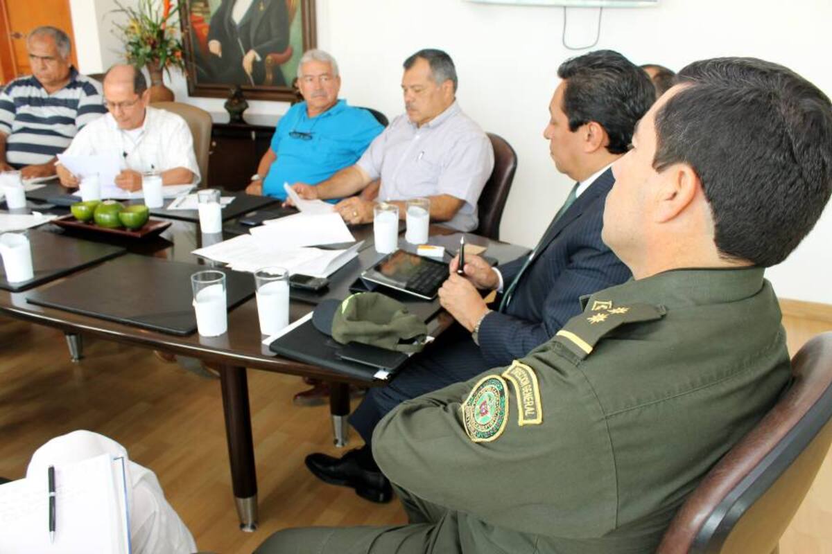 En la mesa de trabajo participaron: Carmelo Guerrero, Campo Elías Gómez, Álvaro Rincón y Carlos Rangel, veedores del gremio de taxistas. Junto a ellos estuvieron: el Comandante de la Policía Metropolitana de Bucaramanga, Mebuc, Brigadier General Saúl Torres Mojica; el mandatario local, Luis Francisco Bohórquez Pedraza; y el director de Tránsito Municipal, Rafael Horacio Núñez Latorre. (Foto: / VANGUARDIA LIBERAL)