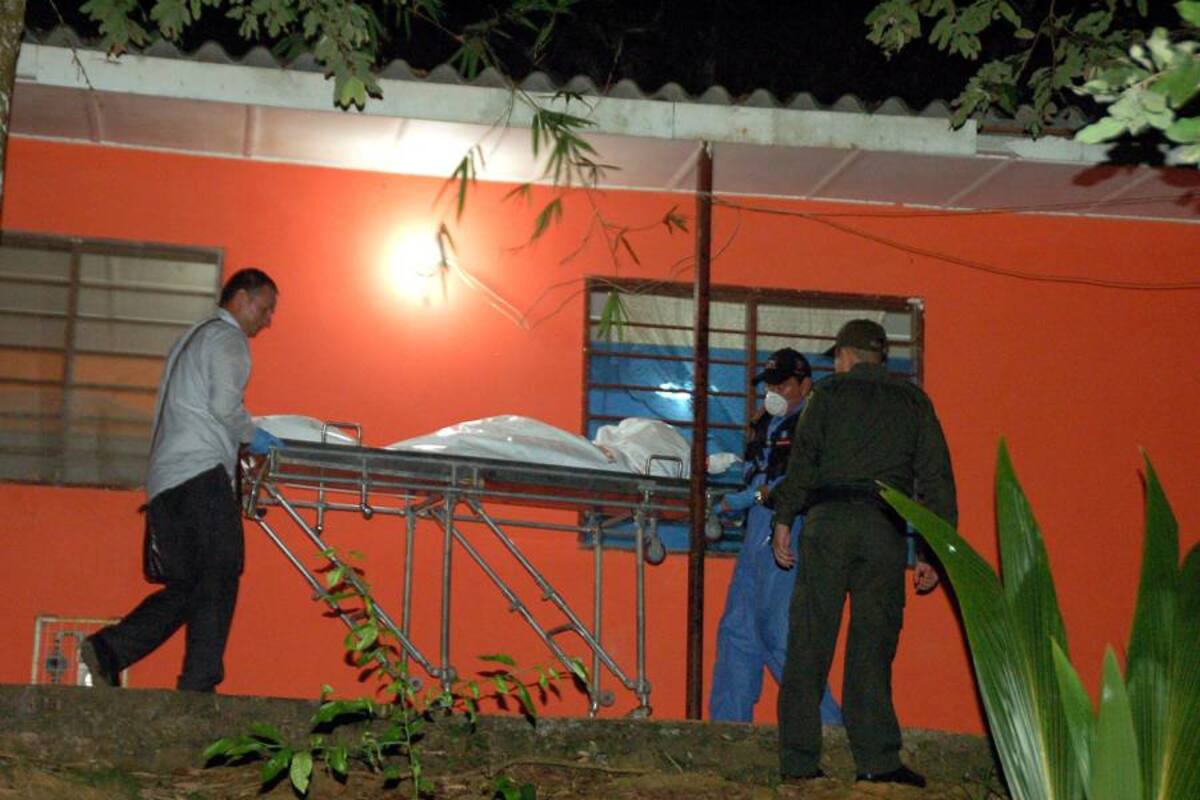 La inspección del cuerpo fue realizada hacia las 6:30 de la tarde por los agentes del Cuerpo Técnico de Investigación de la Fiscalía, CTI. La víctima fue asesinada en la parte trasera de su vivienda, ubicada en el corregimiento El centro. (Foto: Édgar Pernett/ VANGUARDIA LIBERAL)