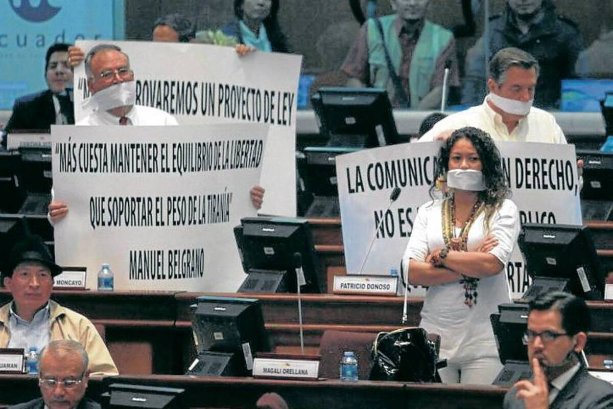 Diputados opositores ecuatorianos protestaron en la sede de la Asamblea Nacional, luego de la aprobación de la nueva ley de medios, el pasado 14 de junio. (Foto: AFP / VANGUARDIA LIBERAL)