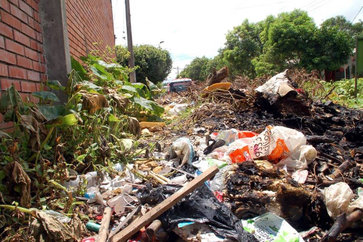 En el barrio El Castillo se encuentra uno de los puntos críticos de contaminación de la ciudad, causado por la población que arroja todo tipo de residuos vegetales, sólidos, orgánicos, inservibles y escombros. Este lugar es uno de los lotes que pertenecen al municipio y que no tienen su respectivo cerramiento. (Foto: Edgar Pernet/VANGUARDIA LIBERAL)