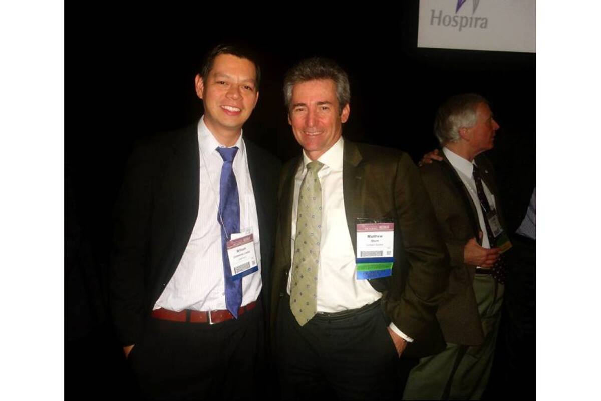 El neurocirujano bumangués William Omar Contreras López y el doctor Matthew Stern, presidente de la Movement Disorders Society, en el momento de presentar el trabajo y el reconocimiento. (Foto: Foto suministrada / VANGUARDIA LIBERAL)