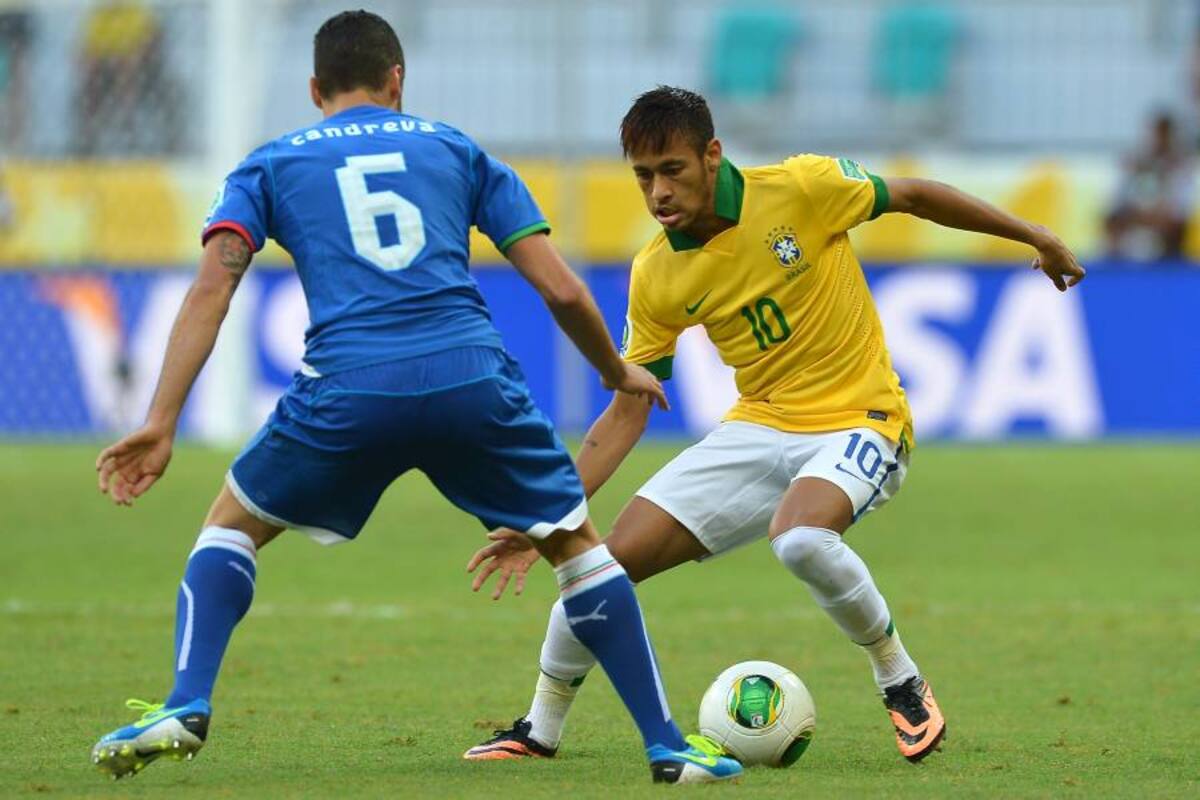 Neymar asumió un papel protagónico en la selección brasileña, a la cual ha llevado a tres victorias en igual cantidad de partidos en la Copa Confederaciones de la Fifa. La joven estrella del Barcelona se acostumbró a marcar goles de buena factura. Ayer sumó el tercero en su cuenta personal en el certamen, con una magistral ejecución de tiro libre. (Foto: AFP / VANGUARDIA LIBERAL)