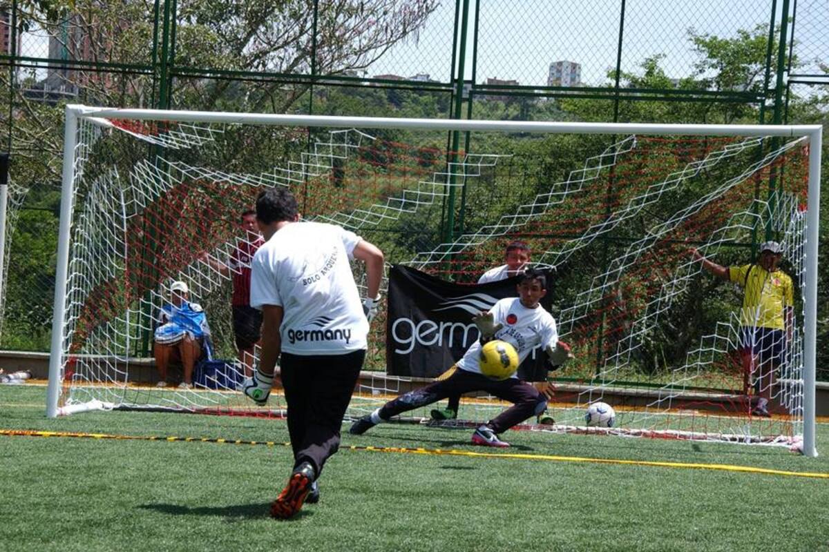 Ayer, en la Cancha Sintética del Terminal de Transportes de Bucaramanga, los cancerberos del departamento midieron sus fuerzas en el campo de juego para definir quién ganaba la denominada ‘Batalla de Arqueros’, que año a año gana más adeptos.Según la organización para finales de 2013 se realizará un nuevo campeonato, en el que se aguarda por más participantes. (Foto: Jaime Del Río / VANGUARDIA LIBERAL)