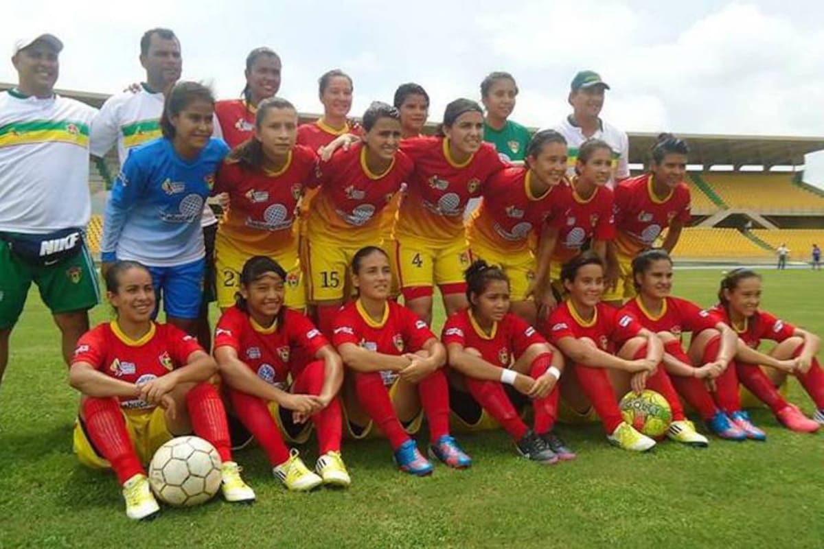 Esta es la selección Santander femenina de fútbol que intentará hacer respetar la casa para clasificarse a la final del Campeonato Nacional. En lo que va corrido del año todas las selecciones de fútbol del Departamento han superado la primera fase. (Foto: Suministrada / VANGUARDIA LIBERAL)