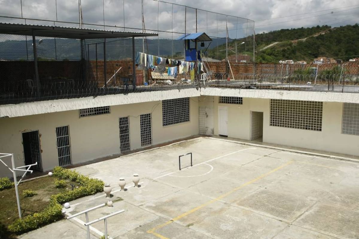 Actualmente se ejcutan obras de menor cuantía para mejorar las condiciones de la planta física. Estos trabajos tienen que ver con fachadas, pintura y adecuaciones pequeñas. (Foto: César Flórez/VANGUAEDIA LIBERAL )