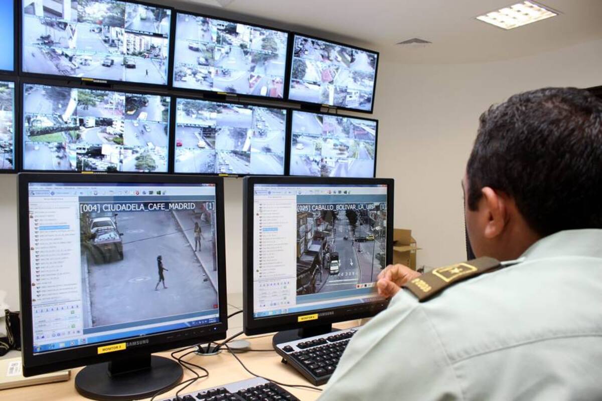 Las cámaras del Sistema de Vigilancia de la Policía Metropolitana de Bucaramanga, Mebuc, han mejorado la seguridad ciudadana. (Foto: Fotografía: Jaime Del Río Quiroga / VANGUARDIA LIBERAL)