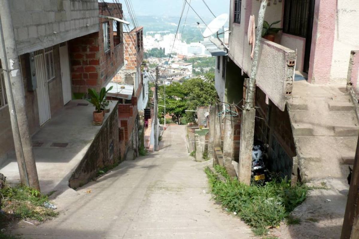 Debido al riesgo que afrontan, los habitantes, piden la instalación de barandas para evitar que más personas sigan cayéndose. (Foto: Liiliana Carvajal/VANGUARDIA LIBERAL )