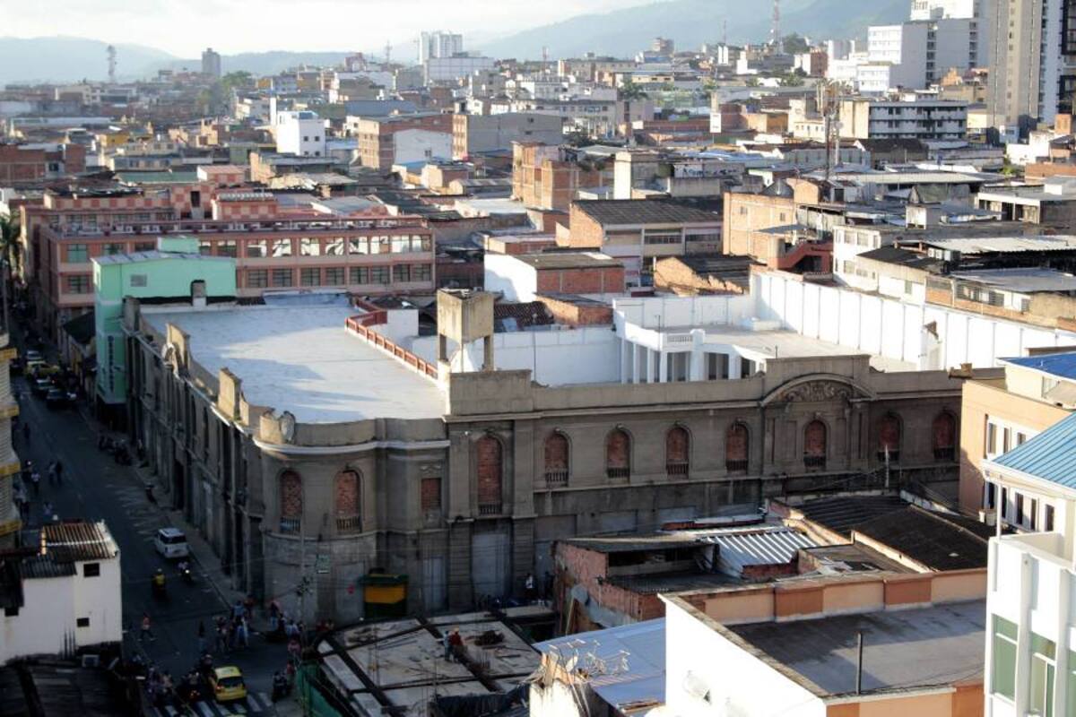 La antigua plaza San Mateo abarca toda una manzana entre las carreras 16 y 17 y las calles 34 y 33. En caso de construirse un teleférico, impediría la construcción de edificios en el sector. (Foto: Javier Gutiérrez / VANGUARDIA LIBERAL)