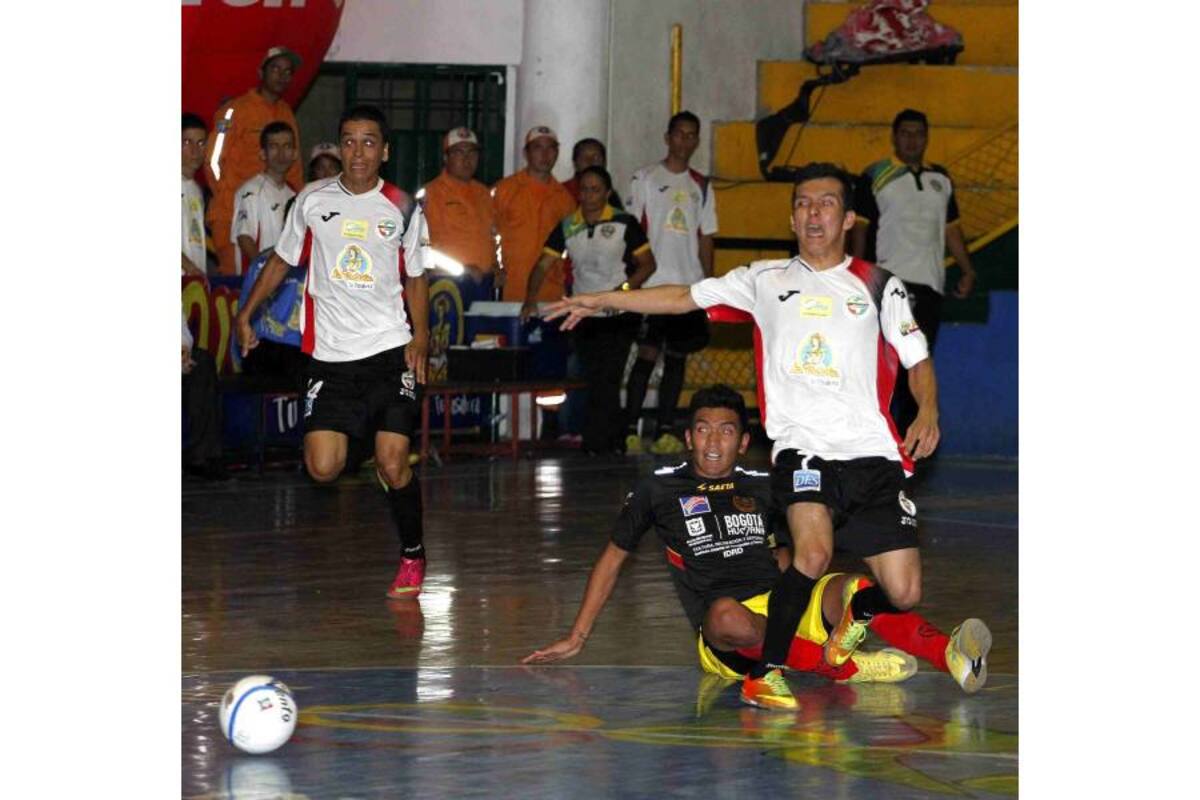 Independiente Santander hizo respetar la casa y venció 4-3 a Saeta, para continuar como protagonista del microfútbol nacional. (Foto: Nelson Díaz / VANGUARDIA LIBERAL)
