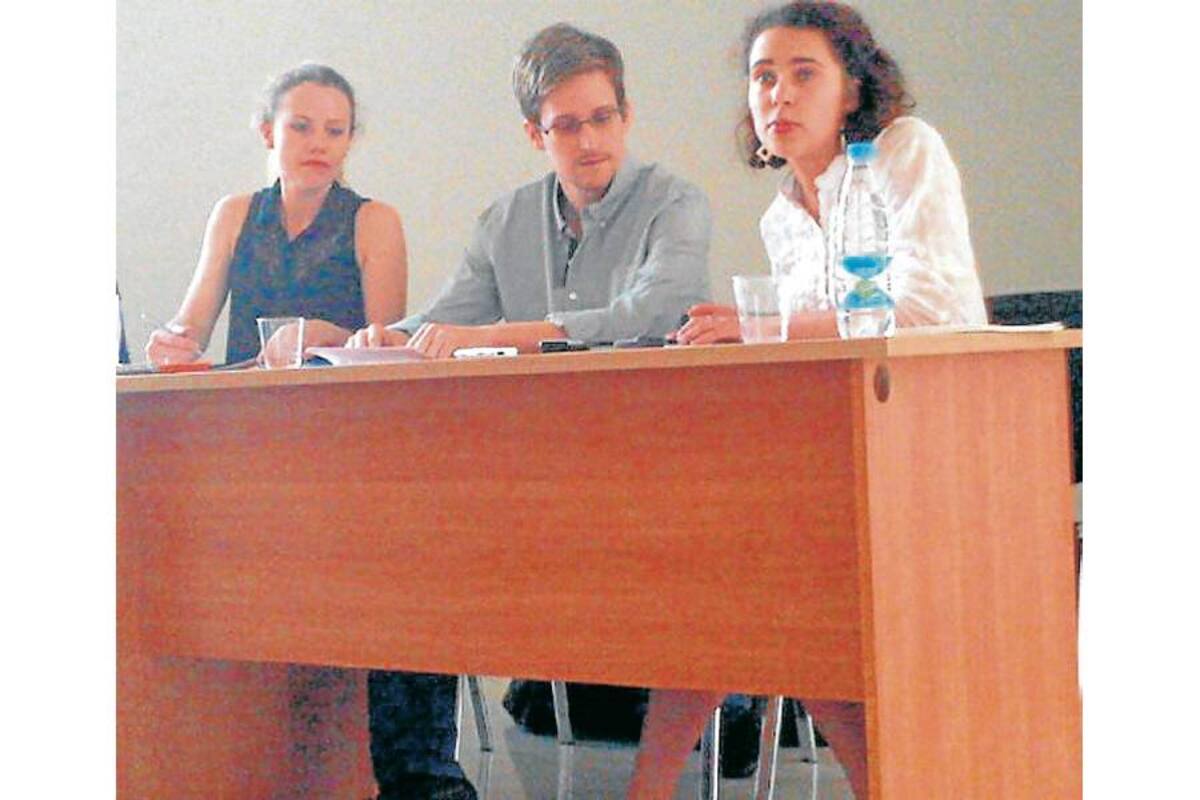 Snowden, que se dejó fotografiar por primera vez en semanas, dijo que “tenía una familia, un hogar en un paraíso y vivía muy confortablemente”, pero que “tenía que develar la red de espionaje de su país y empezar una campaña para corregir esta maldad”. (Foto: AFP / VANGUARDIA LIBERAL)