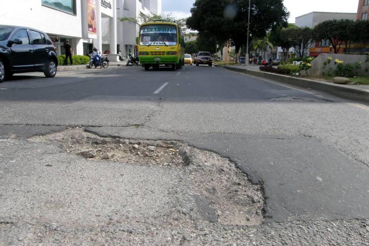El tramo que va a intervenir Metrolínea no es el más afectado de Real de Minas, sin embargo sí se observa algún deterioro como en esta parte de la calle 56, cerca al Centro Comercial Acrópolis. (Foto: Jaime del Río / VANGUARDIA LIBERAL)