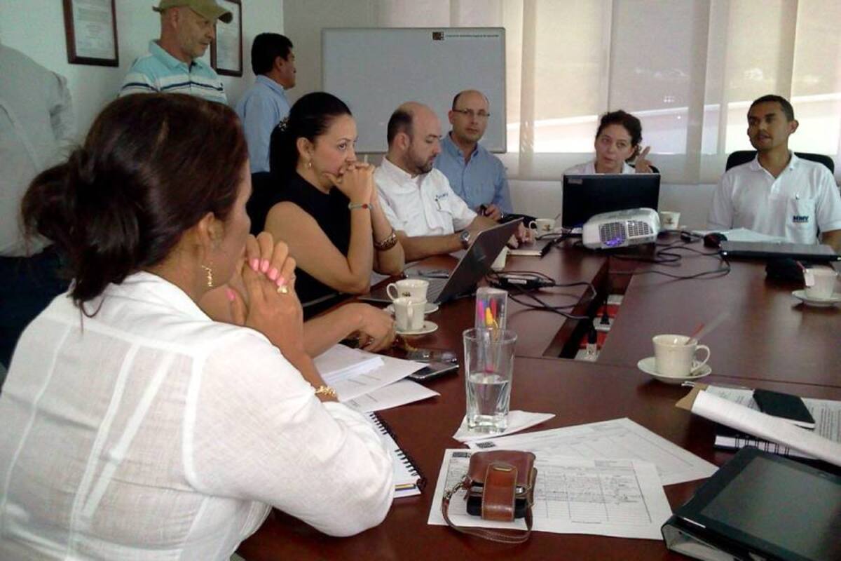 Reunión de la presentación proyecto Hidroeléctrico Piedra del Sol a realizarse, donde asistieron la Directora de la CAS, Flor María Rangel Guerrero, el Director del proyecto por parte de Isagen, Carlos Mauricio Meza Osorio, representantes de la empresa HMV Ingenieros y funcionarios y técnicos de la CAS. (Foto: Suministrada /VANGUARDIA LIBERAL)