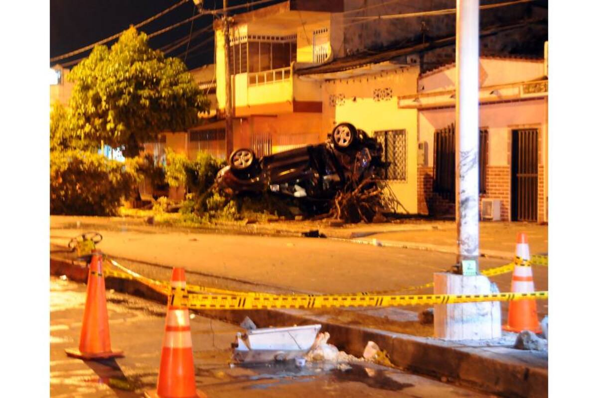 En la entrada de esta vivienda quedó en mal estado el vehículo en el que se movilizaban siete menores de edad, uno de ellos falleció. Por el exceso de velocidad, el carro se volcó y partió un árbol de la casa. (Foto: Emmanuel Pérez Ortegón/ VANGUARDIA LIBERAL)