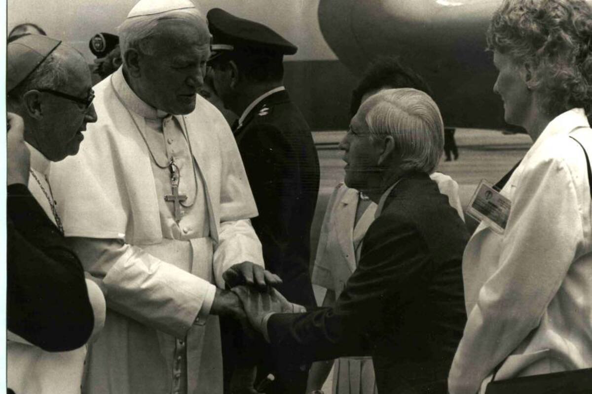 En julio de 1986, tras la visita a la ciudad del desaparecido Papa Juan Pablo II, Carlos E. Virviescas Pinzón, quien entonces era el jefe del gobierno local, fue el encargado de recibir al Sumo Pontífice. (Foto: Foto: Archivo / Jaime Del Río Quiroga / VANGUARDIA LIBERAL)