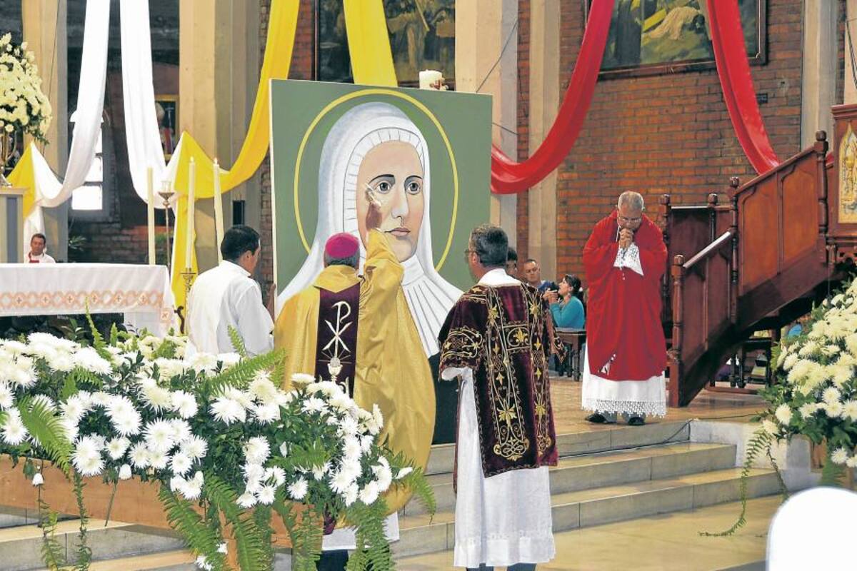 El artista santandereano, Alfonso Ospina Beltrán elaboró su obra al aire libre, justo en la entrada de la Catedral de Jericó, Antioquia. Al concluirla, el denominado ‘pintor urbano’ hizo que las personas que presenciaron el homenaje, que concluyó con la santificación de la Madre Laura, plasmaran al revés de la imagen sus respectivas rúbricas. (Foto: Fotos suministradas / VANGUARDIA LIBERAL)