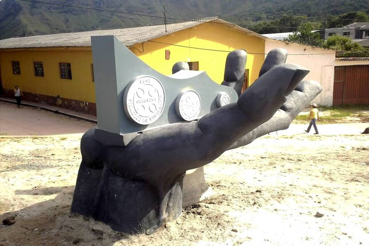 El monumento al “Lazareto” moneda que circuló hace varios años en Contratación, fue diseñado y construido por el artista Víctor Quiroga Sánchez , por encargo del alcalde Rubén Acuña. (Foto: Suministrada/VANGUARDIA LIBERAL)