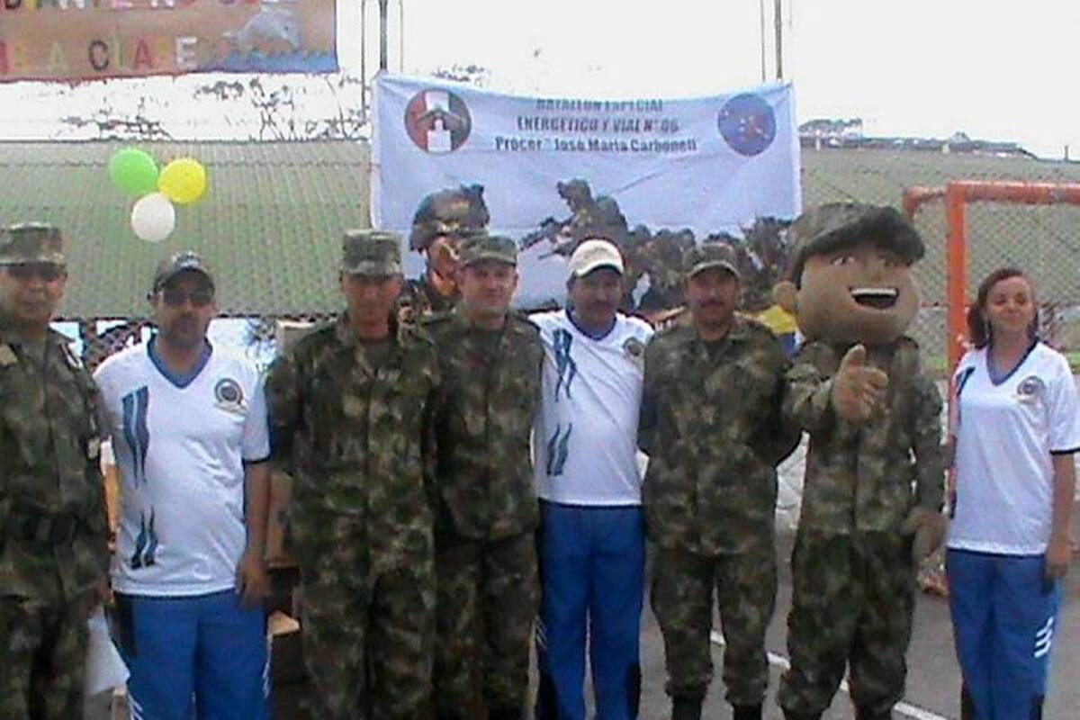 Una jornada realizaron miembros del Batallón Especial Energético y Vial N. 6 Prócer José María Carbonell con los estudiantes y docentes de la Escuela Otro Mundo de Florián. (Foto: Suministrada/VANGUARDIA LIBERAL )