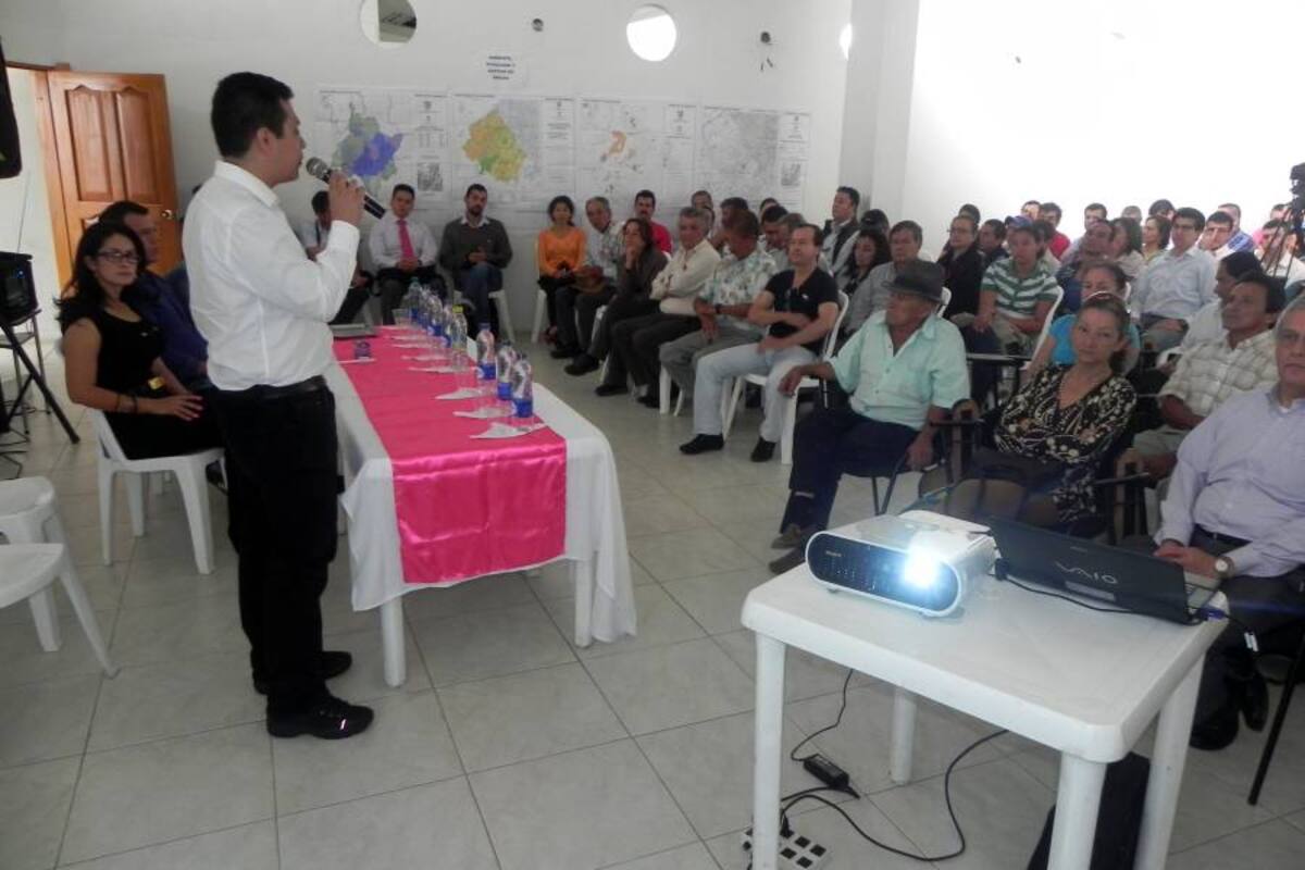 Aspectos de la jornada sobre el Plan de Ordenamiento Territorial en Barbosa, realizada en la biblioteca pública. (Foto: Suministrada /VANGUARDIA LIBERAL )