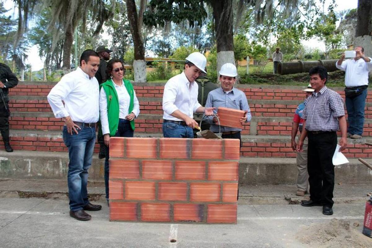 El Gobernador de Santander, Richard Aguilar Villa, puso la primera piedra para la construcción del Coliseo para los habitantes de Chipatá. (Foto: Suministrada /VANGUARDIA LIBERAL )