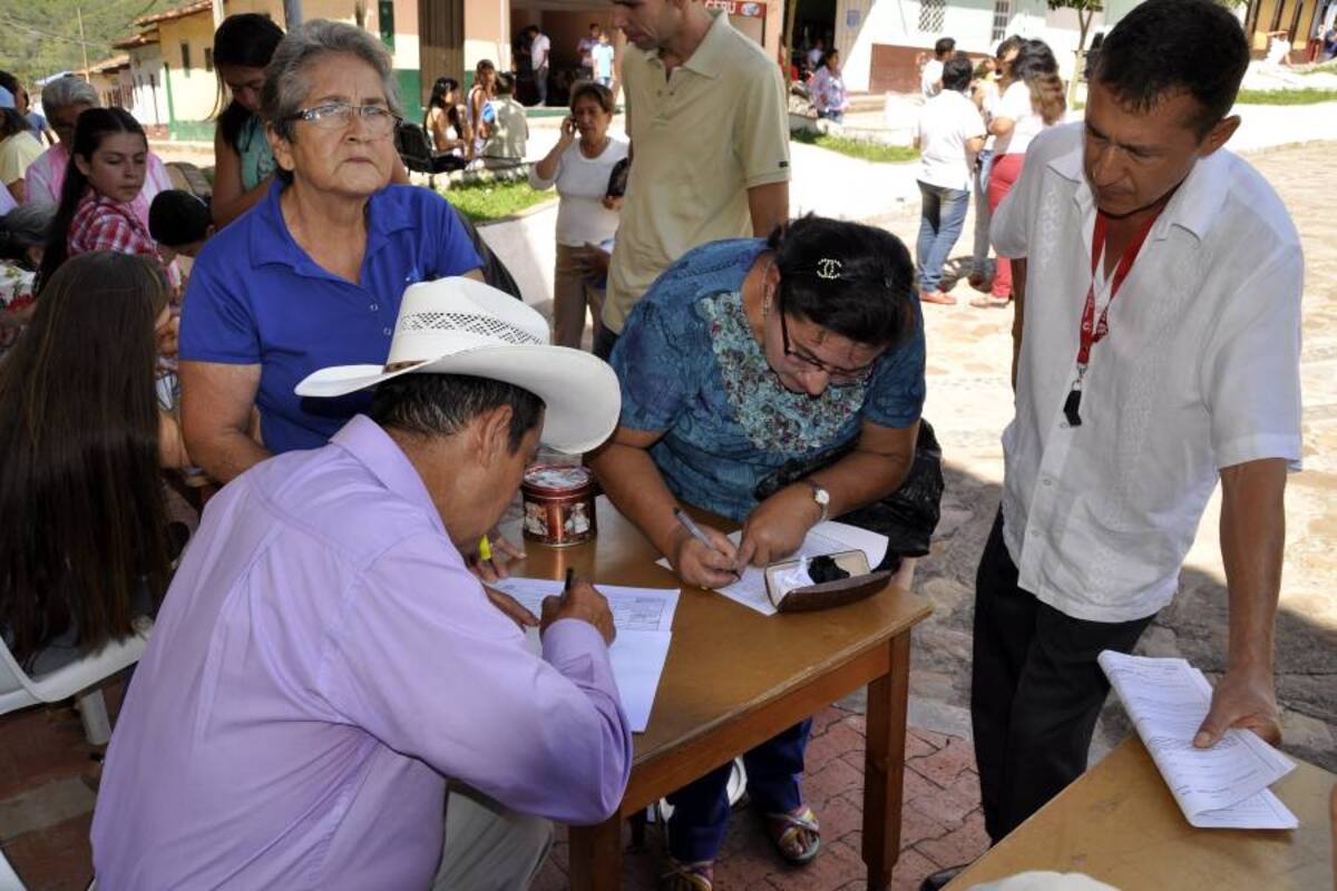 Recientemente en Contratación se llevó a cabo por tercera vez, la recolección de firmas para la revocatoria del mandato del alcalde Rubén Acuña Galeano, la cual fue avalada por la Registraduría. (Foto: Luis Fernando Martínez V/VANGUARDIA LIBERAL)