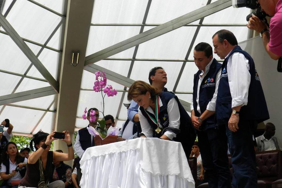 La ministra de Educación, María Fernanda Campo, junto al gobernador de Santander, Richard Aguilar Villa, y el alcalde de Piedecuesta, Ángel de Jesús Becerra Ayala, firmaron sus compromisos con la calidad educativa. (Foto: Foto: Édgar Omar Bustos / VANGUARDIA LIBERAL)