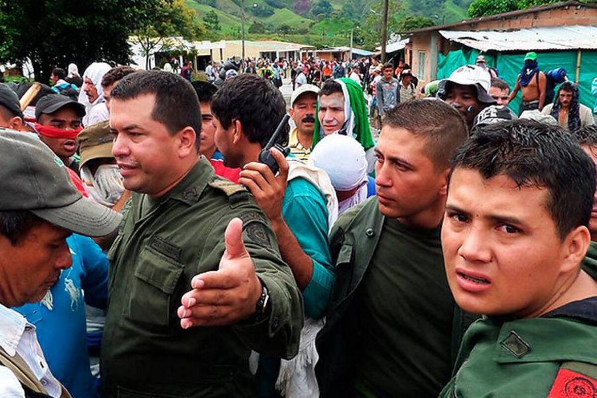 Los campesinos bloquearon la vía Bogotá-Villavicencio y retuvieron por varias horas a 26 personas incluidos cuatro policías. (Foto: Colprensa/VANGUARDIA LIBERAL )