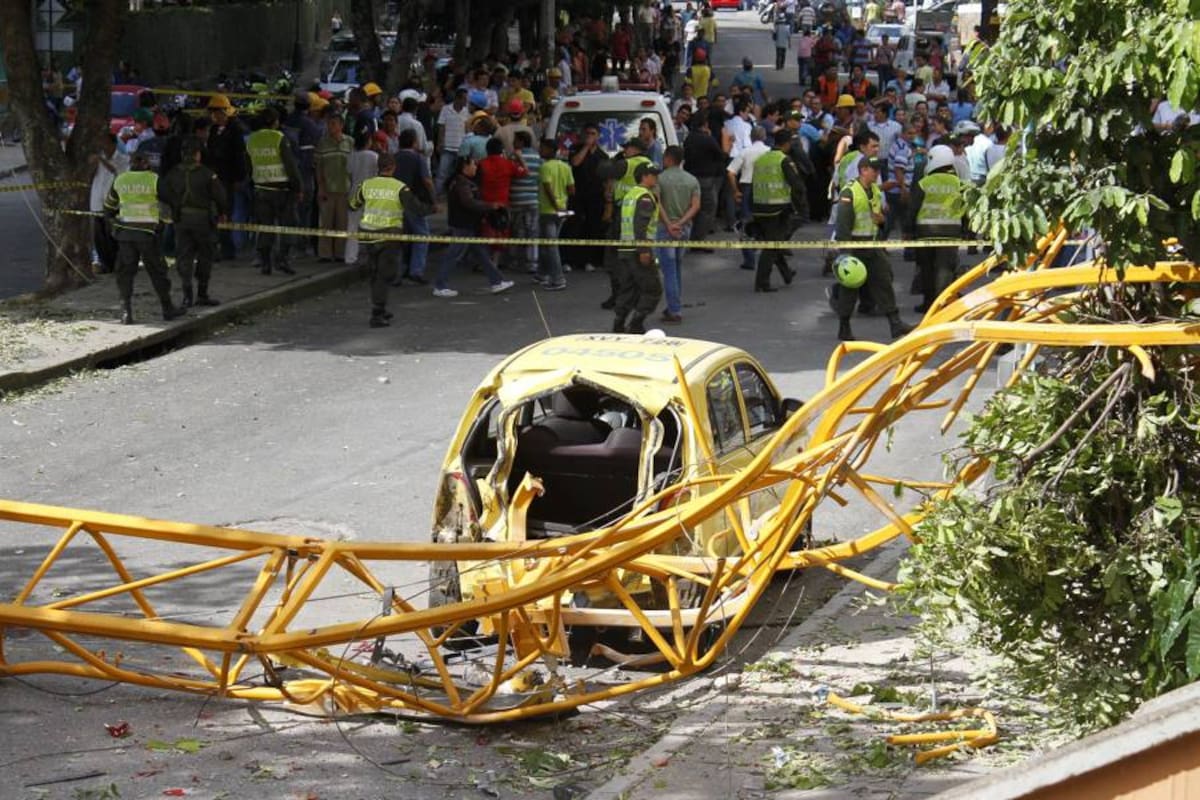 Aunque la pluma no aplastó al taxi si acabó con la vida de su conductor quien se encontraba por fuera del vehículo esperando a que le saliera una carrera en la Clínica Chicamocha. (Foto: Nelson Díaz/VANGUARDIA LIBERAL )