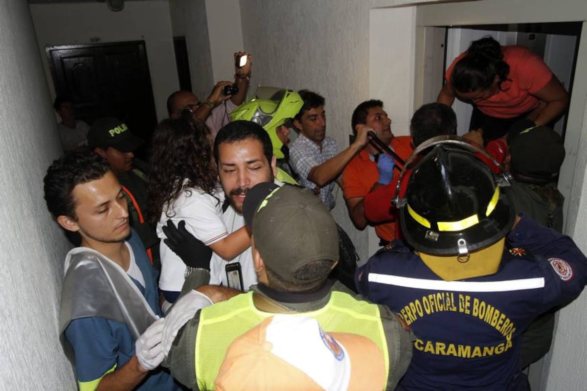 Este es el momento en el que una mujer y su hija de tres años son sacadas del ascensor del edificio que fue impactado por la pluma. (Foto: Nelson Díaz/VANGUARDIA LIBERAL )