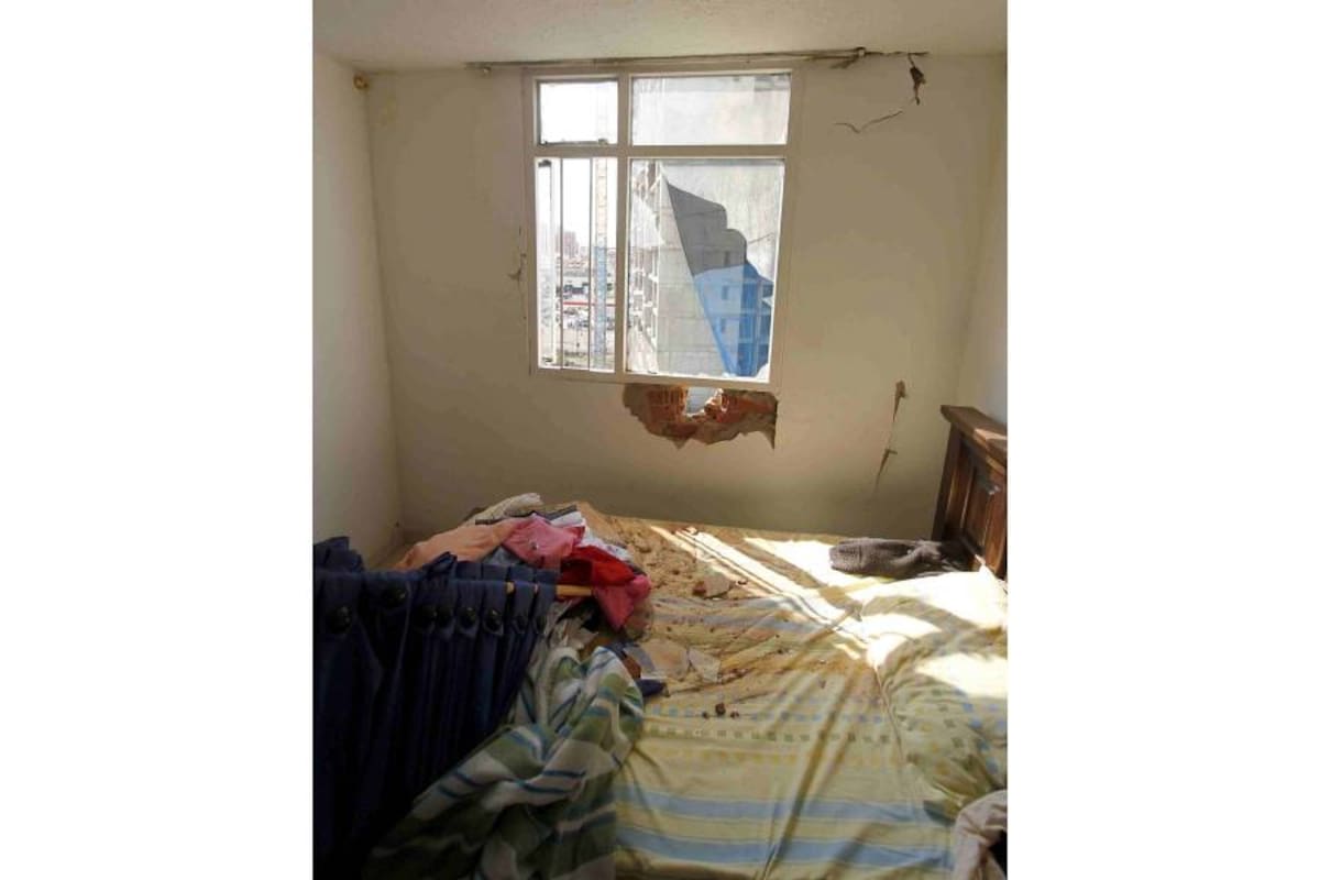 En esta habitación dormía Ana Dolores Carvajalino cuando la pluma impactó la pared. La mujer sufrió herida en su pie. (Foto: Nelson Díaz/VANGUARDIA LIBERAL )