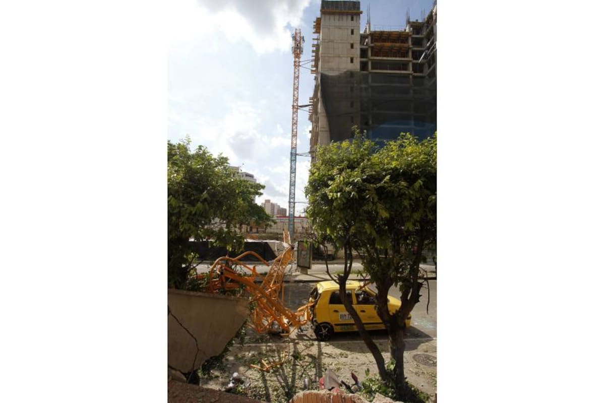 La imagen retrata la dimensión de la tragedia, la cual pudo ser mayor pues La Rosita es una vía con tráfico vehicular frecuente. (Foto: Nelson Díaz/ VANGUARDIA LIBERAL )