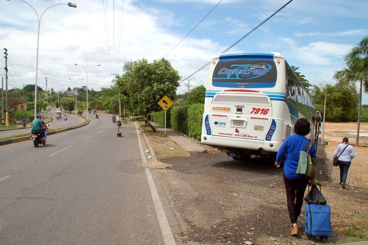 Las dos empresas que más flujo de pasajeros registran en Barrancabermeja, Copetrán y Cootransmagdalena, son las que desde ahora usan este terreno en el sector de As de Copas para el embarque de pasajeros. (Foto: Edgar Pernett/VANGUARDIA LIBERAL)