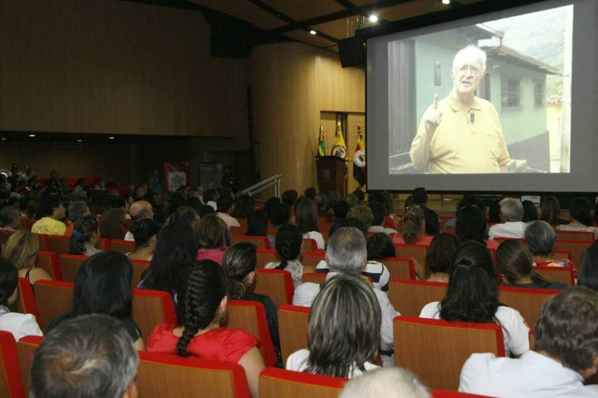 Un conmovedor vídeo, proyectado en el auditorio mayor de la Universidad Autónoma de Bucaramanga, Unab, nos regaló bellas imágenes de la vida y obra del Doctor Alfonso Gómez Gómez. La semblanza se hizo dentro de la programación oficial de la undécima edición de la Feria Ulibro. (Foto: Fotografía: César Flórez / VANGUARDIA LIBERAL)