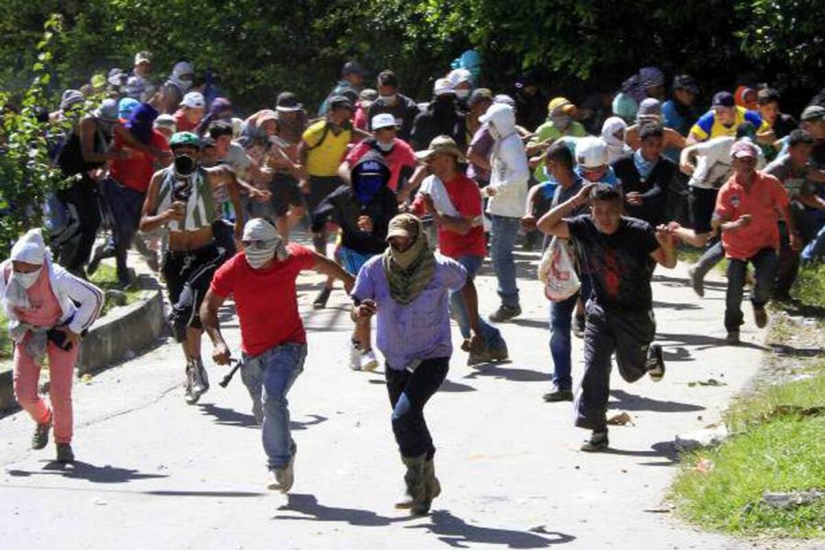 Decenas de civiles y miembros de la Fuerza Pública resultaron heridos tras los enfrentamientos registrados en la capital del país. (Foto: Colprensa/VANGUARDIA LIBERAL)