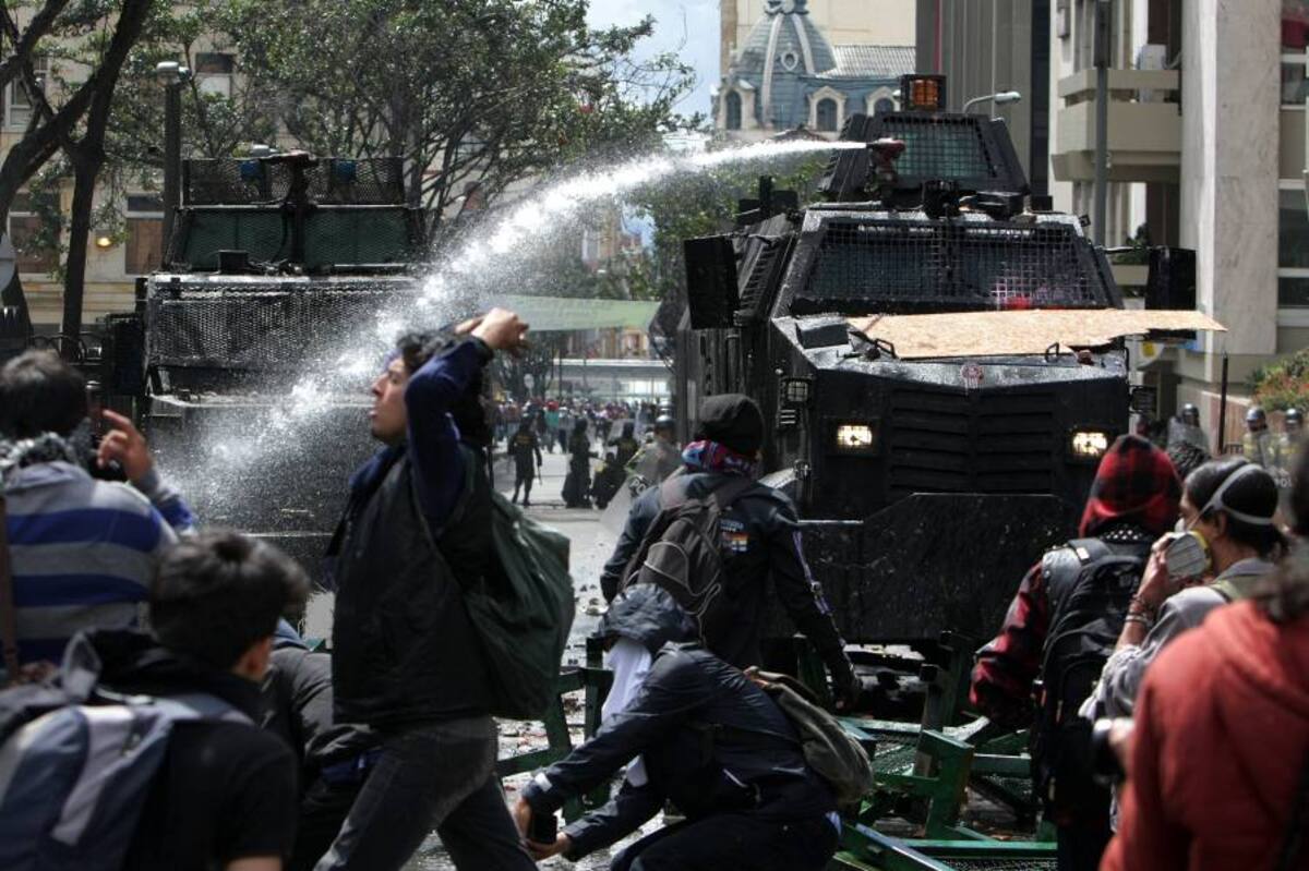 Bogotá fue una de las ciudades que presentó los mayores disturbios; la Policía tuvo que intervenir para evitar que fueran destrozadas las fachadas de varios locales comerciales. (Foto: Colprensa/VANGUARDIA LIBERAL)
