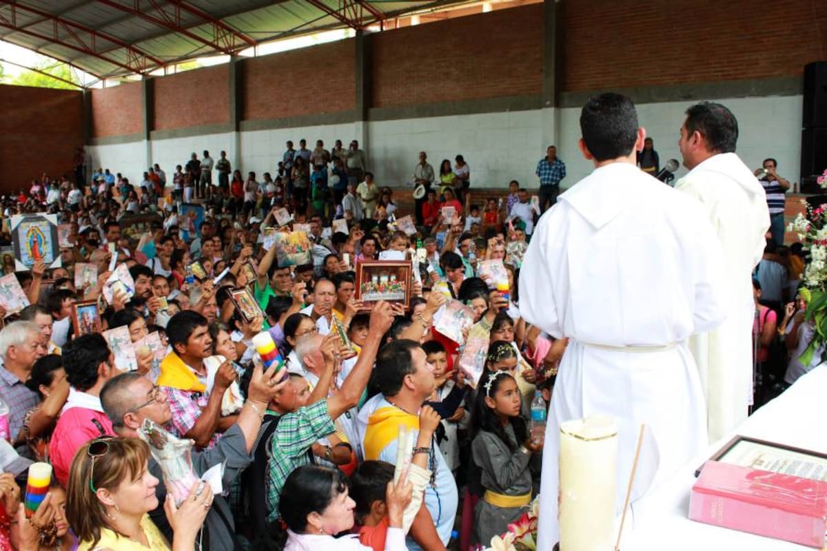 Durante tres días acudieron más de cuatro mil peregrinos a la celebración de la fiesta patronal de Santa Rosalía en Olival. Las celebraciones religiosas fueron oficiadas por el párroco Sady Ferney Cárdenas Niño, ya que el obispo de la Diócesis de Socorro y San Gil, no pudo asistir puesto que fue intervenido quirúrgicamente. (Foto: Luis Fernando Martínez V/VANGUARDIA LIBERAL)