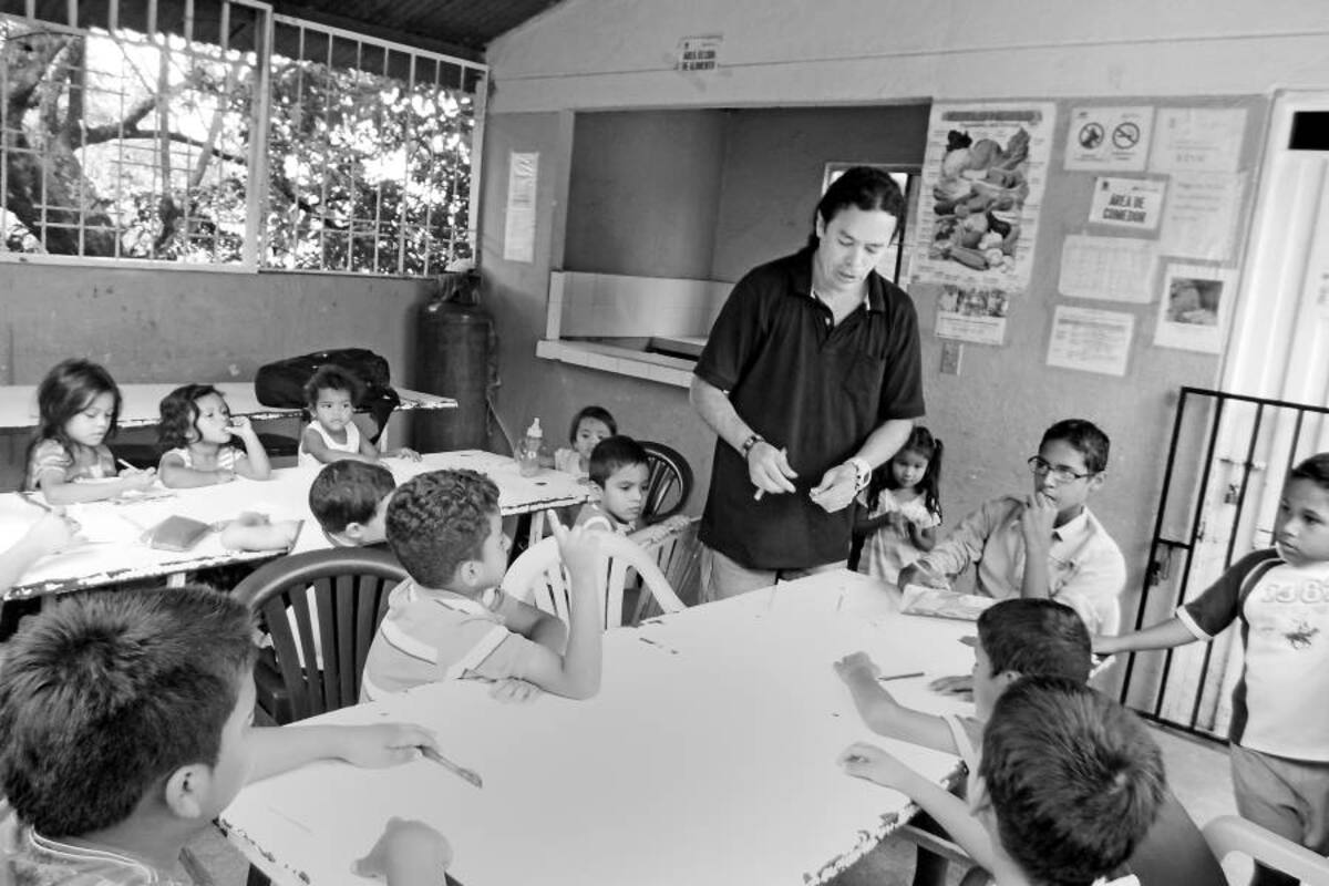 Desde hace meses, el gestor cultural y profesor Braulio Mantilla, está desarrollando talleres de lectura con los niños florideños. (Foto: Suministrada / VANGUARDIA LIBERAL)