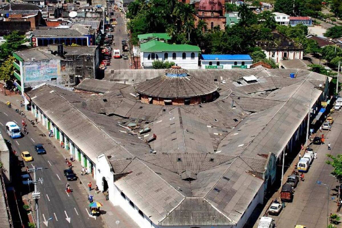 En más de una ocasión los usuarios o inquilinos de la Plaza de Mercado Central se han quejado de la falta de inversión al lugar. No se puede invertir porque aún no está clara la titularidad. (Foto: Archivo/VANGUARDIA LIBERAL)