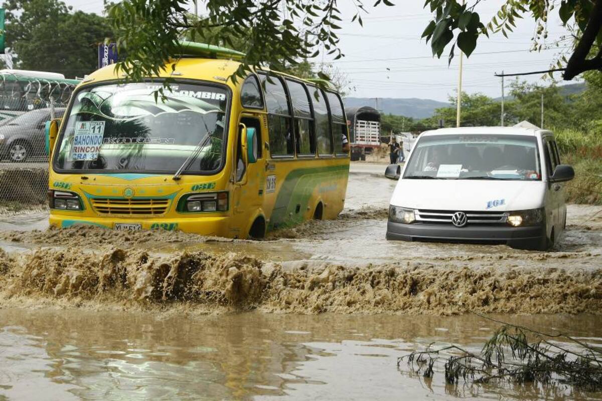 La alcantarilla ubicada debajo del puente de El Palenque, se rebosó y ocasionó la inundación de la vía. (Foto: César Florez/VANGUARDIA LIBERAL )