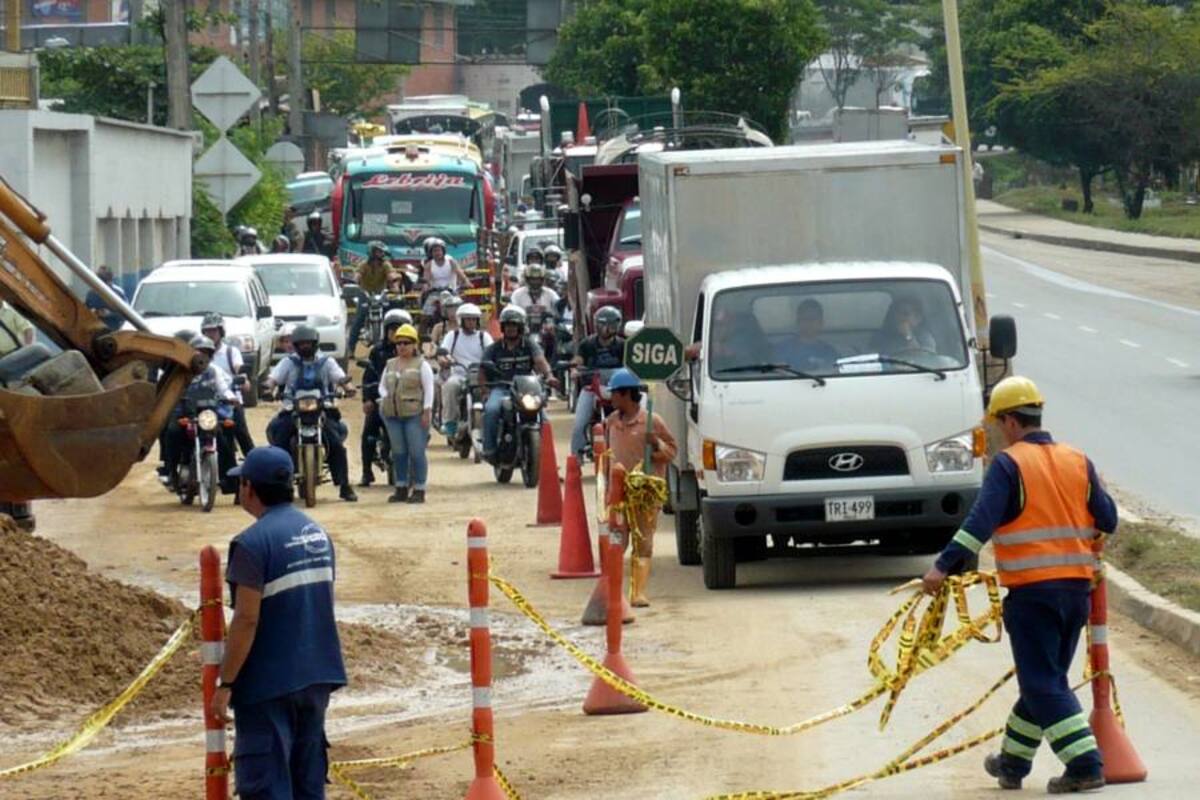 La vía que comunica a Girón con Bucaramanga resultó afectada por el lodo. El pasó vehicular se abrió gradualmente. (Foto: Liliana Carvajal /VANGUARDIA LIBERAL )