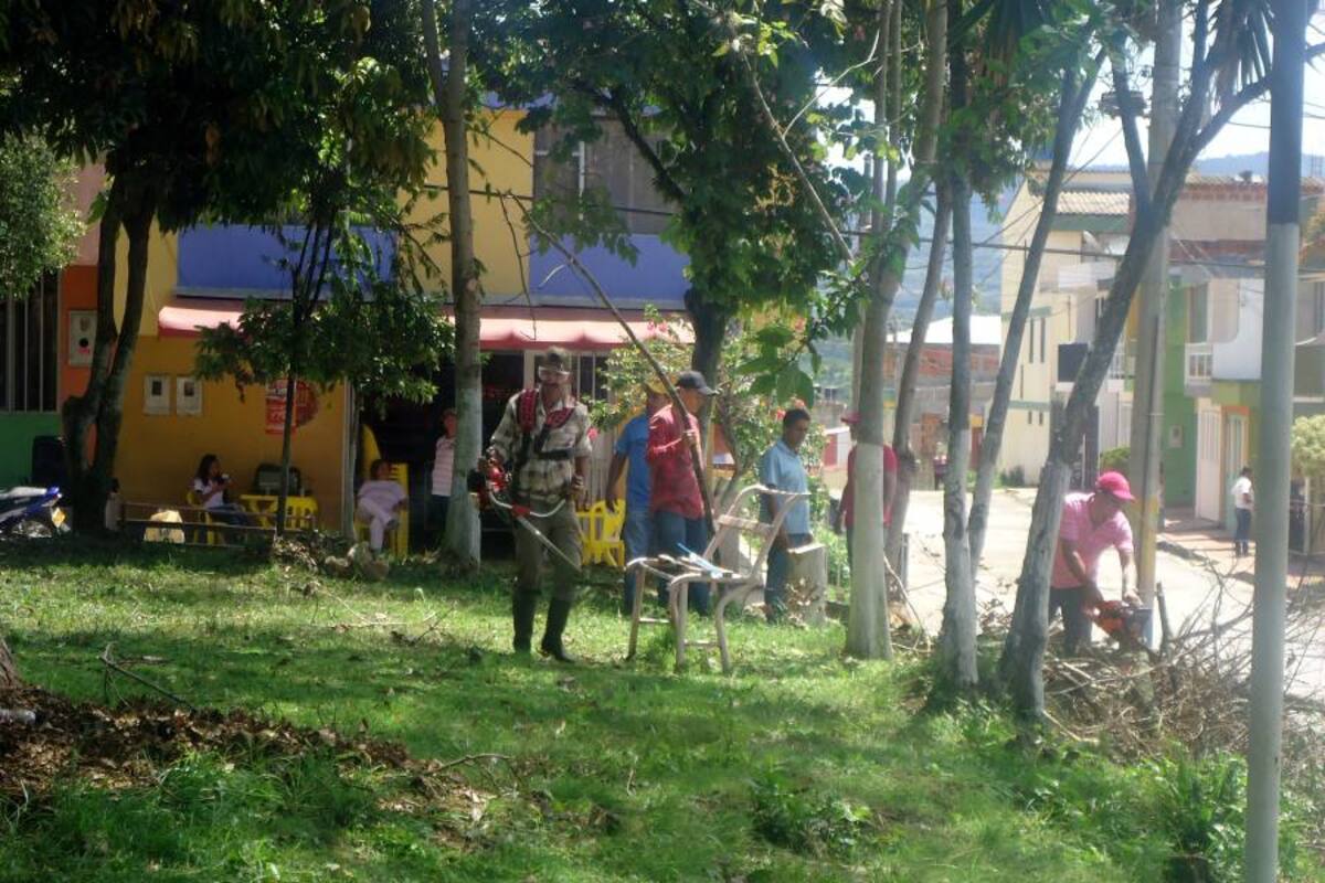 Con la participación de la comunidad, la Policía Comunitaria y Esbarbosa se realizó una jornada de limpieza de varias calles y parques. (Foto: Suministrada/VANGUARDIA LIBERAL )