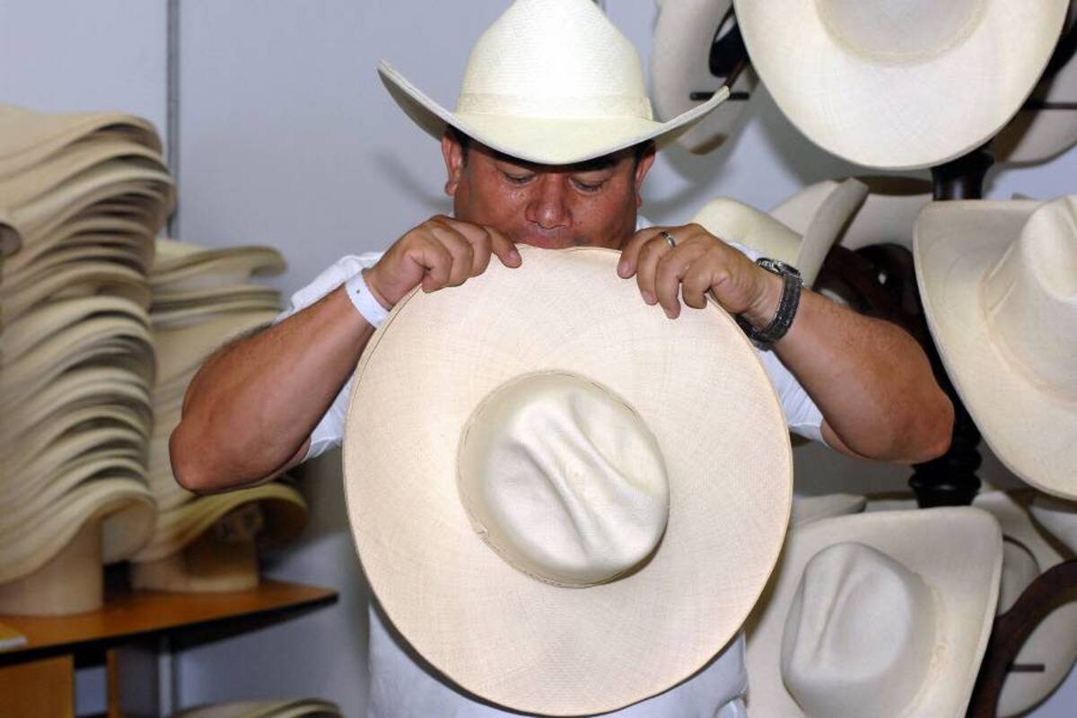 Tremenda ala, buena copa y tejido de lujo hacen del suaceño fino una joya artesanal que tiene un valor de $3 millones, el sombrero más costoso que se ha ofrecido en una feria ganadera de Bucaramanga. Es realmente majestuoso. (Foto: Jaime del Río / VANGUARDIA LIBERAL)