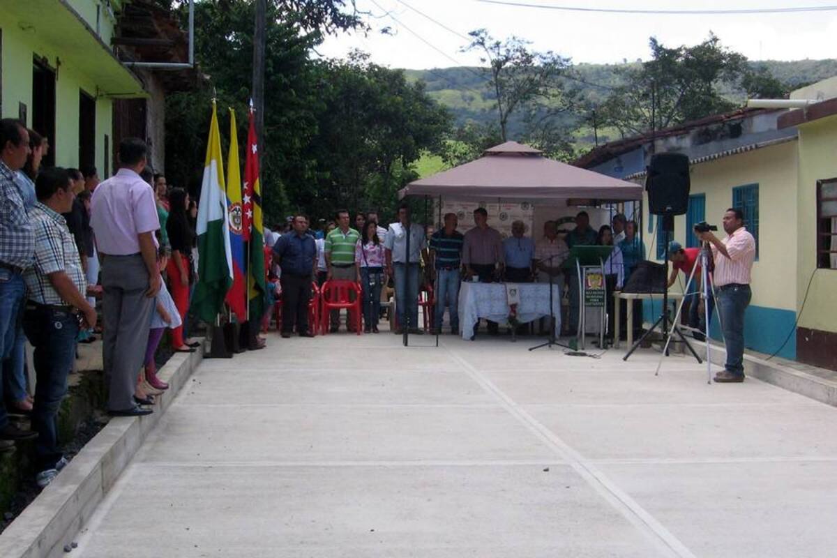 Acto de inauguración de una calle cementada en el barrio Pescaderito, del municipio de Oiba, una obra ejecutada por la Administración municipal. (Foto: Luis Fernando Martínez Vargas/VANGUARDIA LIBERAL)