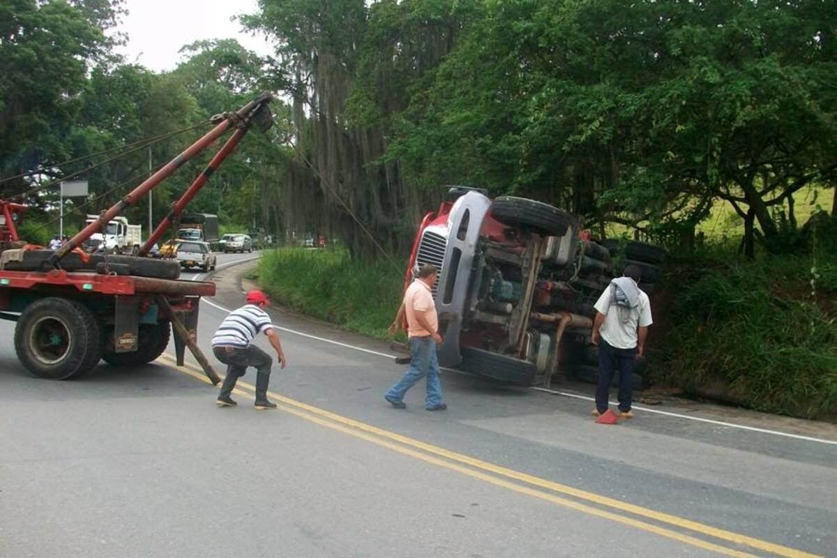 Durante media hora, tuvo que ser suspendido el tráfico vehicular a la altura del ramal de Palmas del Socorro, mientras se llevaban a cabo las tareas de rescate de una volqueta. (Foto: Luis Fernando Martínez Vargas/VANGUARDIA LIBERAL)