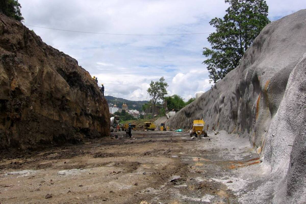 Arduamente se trabaja en la estabilización de los taludes en el Teherán, cuyas obras se tiene previsto que culminen a finales de junio de 2013. (Foto: Luis Fernando Martínez Vargas/VANGUARDIA LIBERAL)