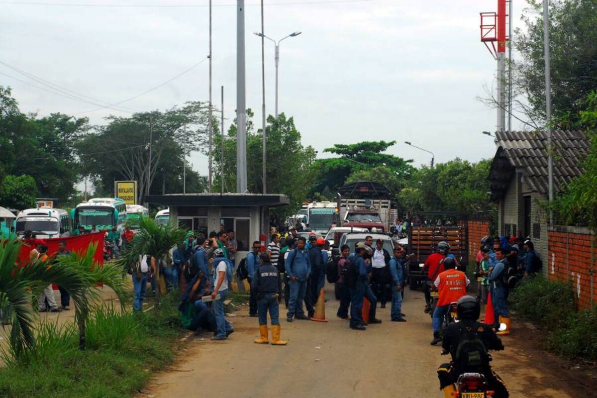 Trabajadores del proyecto La Cira Infantas adelantaron protesta exigiendo garantías laborales. Hubo cierre restringido de la vía Barrancabermeja – corregimiento El Centro. (Foto: Hernando Javier Alvarado Gutiérrez/VANGUARDIA LIBERAL)