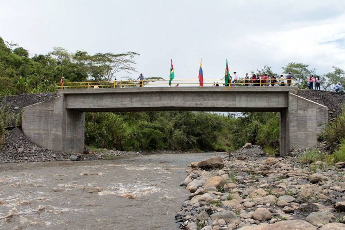 El Gobernador de Santander inauguró el puente sobre el Río Ropero, y que facilitará la comunicación vial entre los municipios de Chipatá y Güepsa en la provincia de Vélez. (Foto: Suministrada /VANGUARDIA LIBERAL )