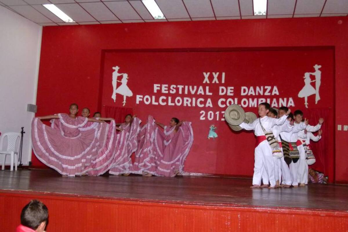 El esfuerzo tanto del Comité Organizador, como de estudiantes y padres de familia, se vio reflejado en el exitoso festival de danza que se cumplió en Vélez. (Foto: Suministrada /VANGUARDIA LIBERAL )